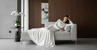 Egy nő félig fekszik egy kanapén